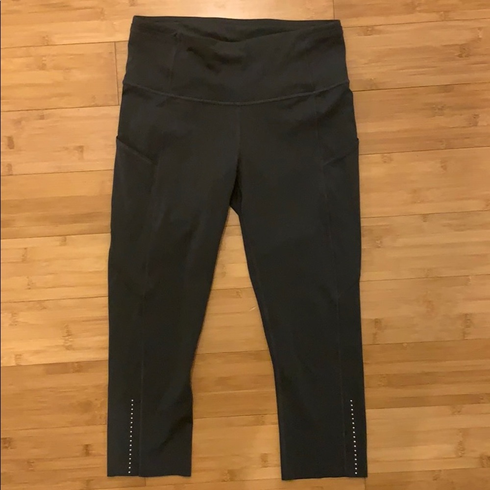 Lululemon grey Capri cut pant size 6